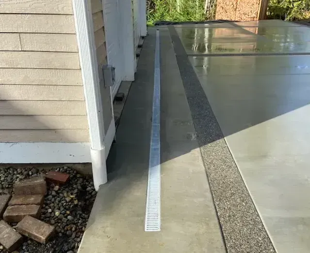 A concrete slab is sitting on top of a brick wall.