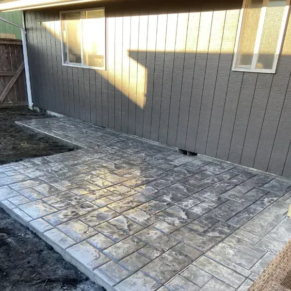 A concrete slab is sitting on top of a brick wall.