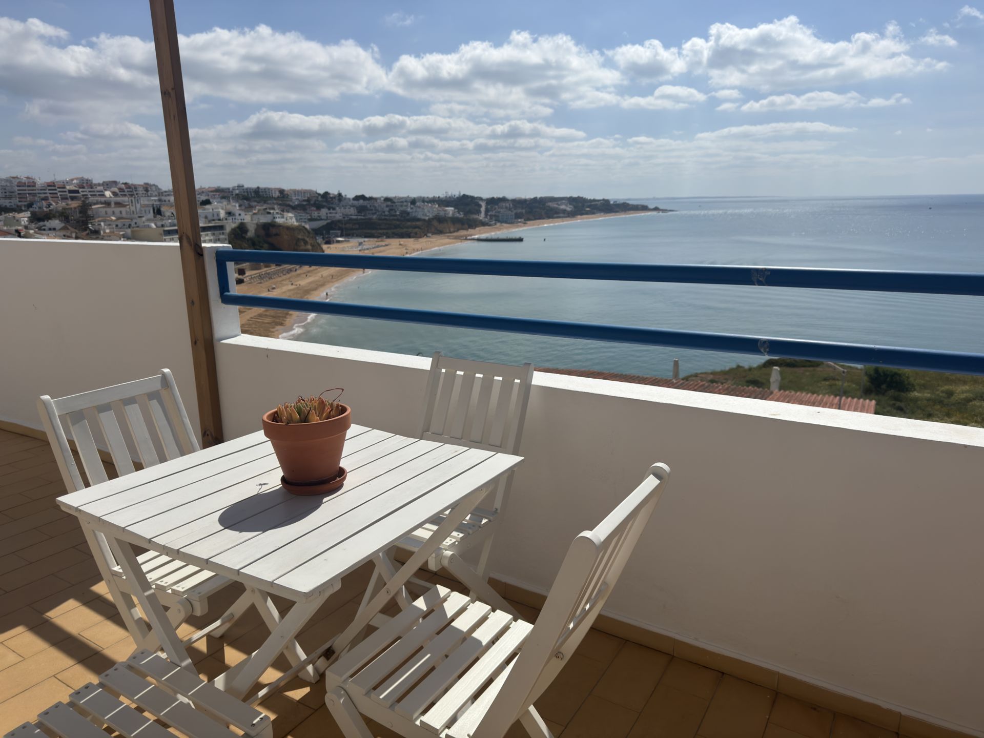 Uma mesa e cadeiras em uma varanda com vista para o oceano