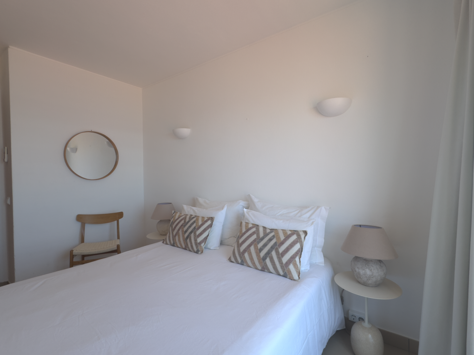 Uma cozinha com armários brancos e um forno de micro-ondas