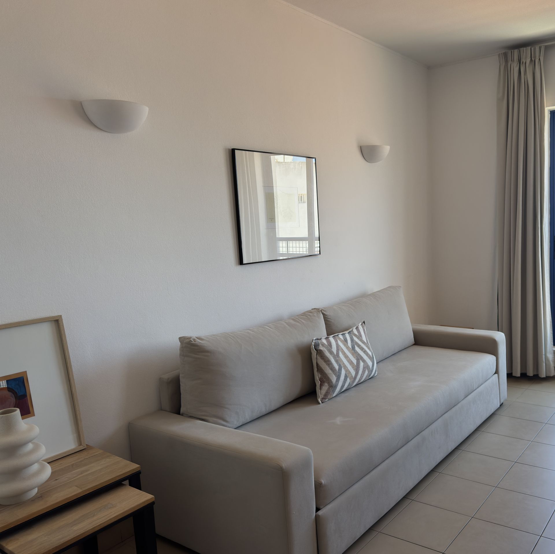 Uma fileira de placas de madeira apontando em diferentes direções em uma praia.