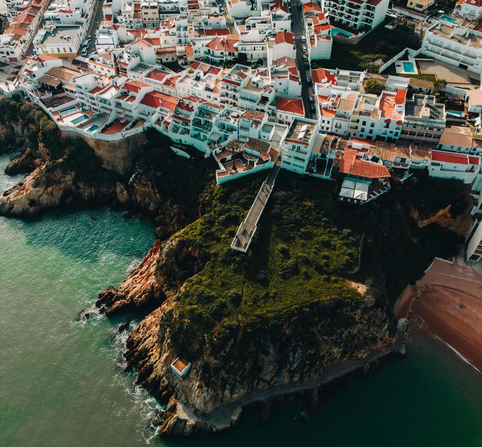 Uma vista aérea de uma cidade cercada por água e edifícios