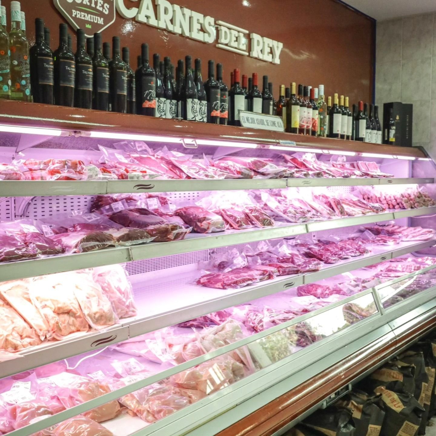 Una vitrina refrigerada para carne en una carnicería, con filas de cortes de carne