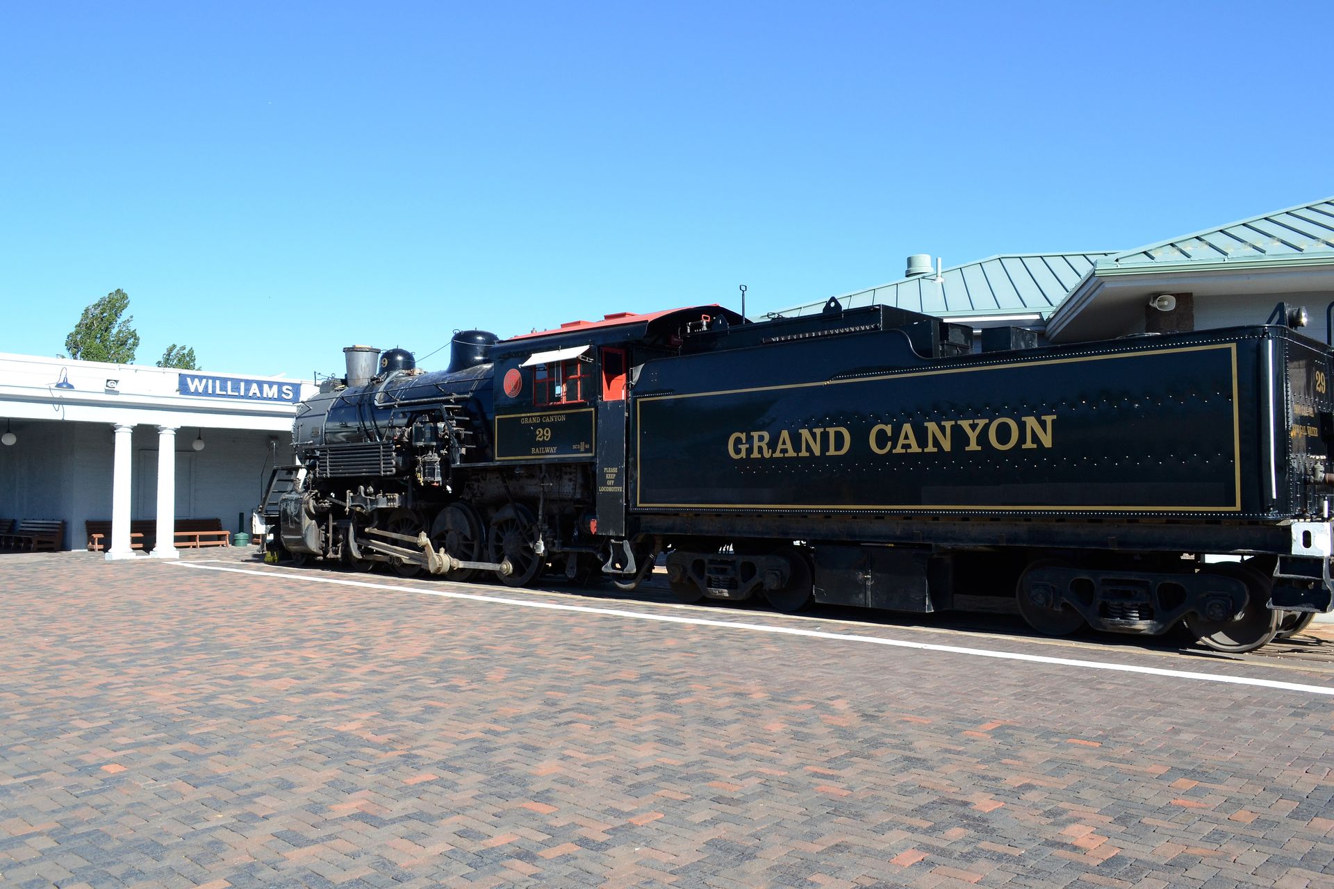 Steam engine at the Grand Canyon station; black locomotive with 