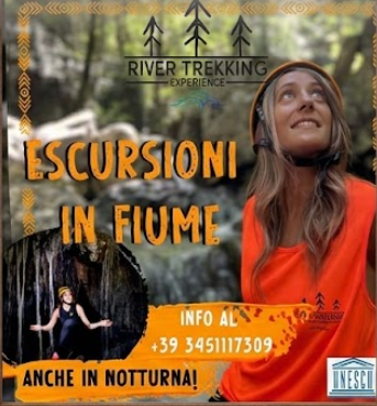 Locandina per escursioni di trekking fluviale a Fiume, con un escursionista sorridente in arancione e informazioni di contatto in basso.