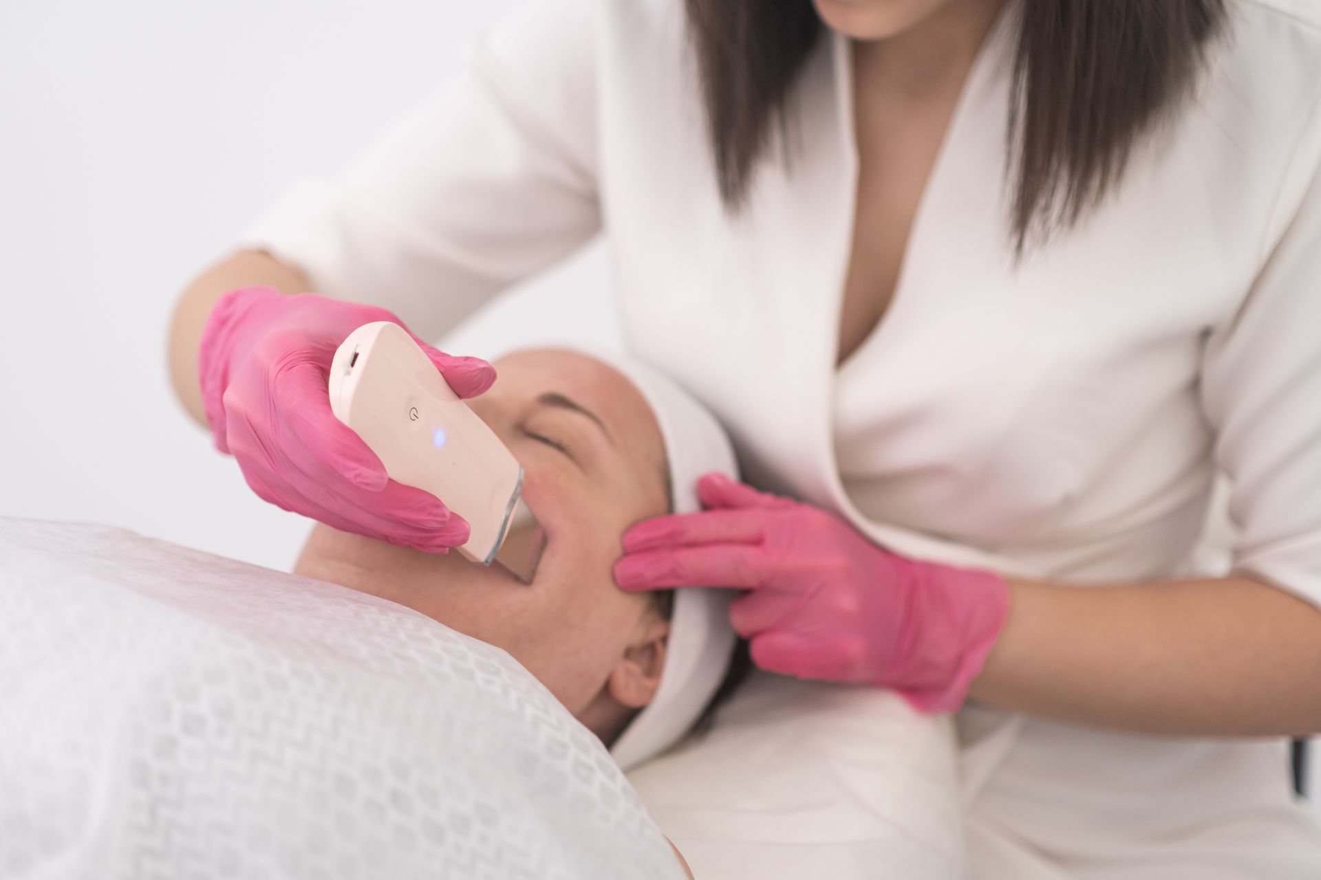 A woman is giving a man a facial treatment in a beauty salon.