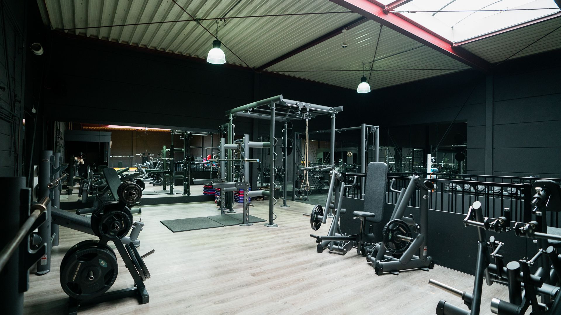 Er is veel fitnessapparatuur in deze sportschool.