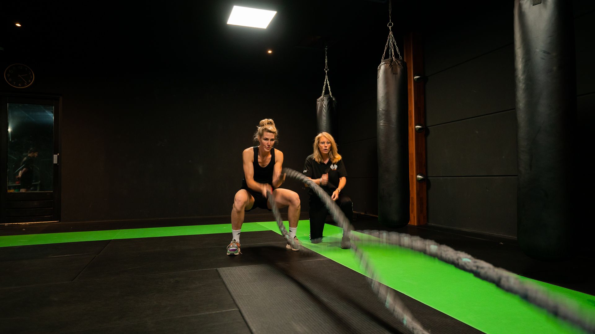 Een persoon tilt een halter op in een sportschool.