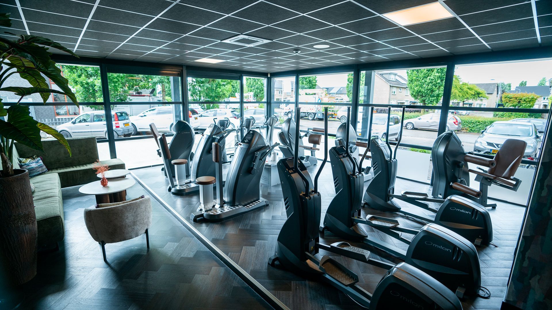 Een vrouw doet een plank met een halter in een sportschool.