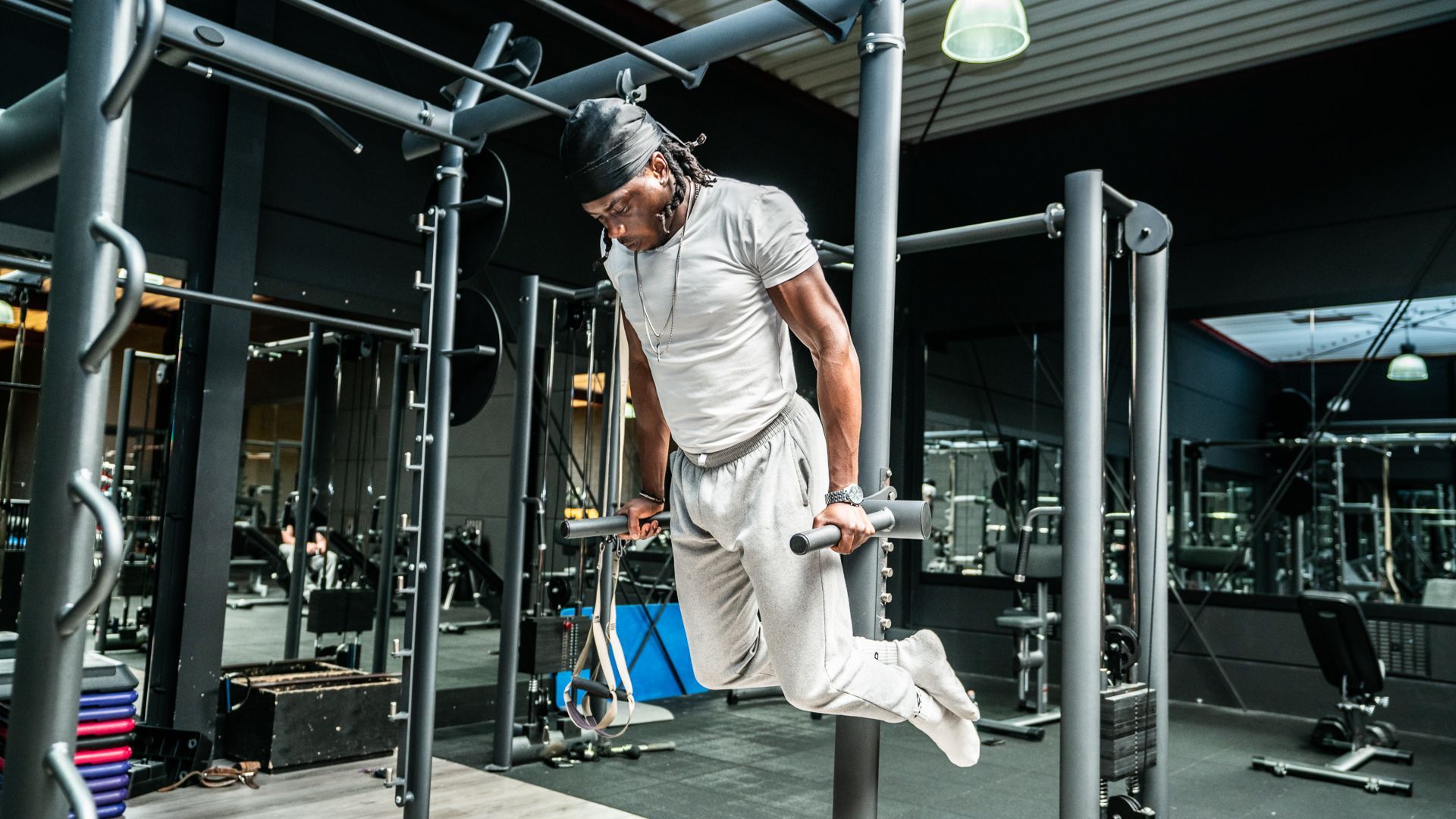 Een vrouw helpt een man met push-ups in de sportschool.