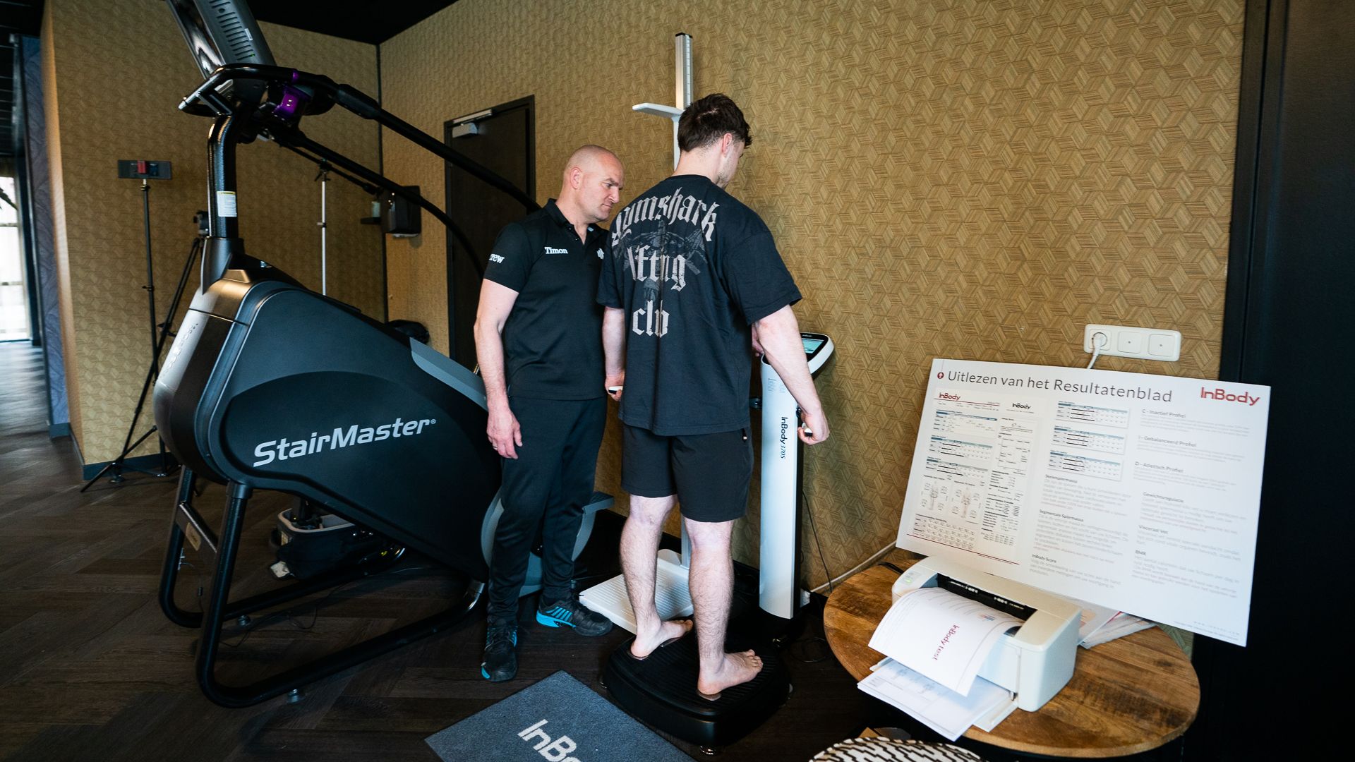 Een groep vrouwen doet oefeningen op yogamatten in een sportschool.