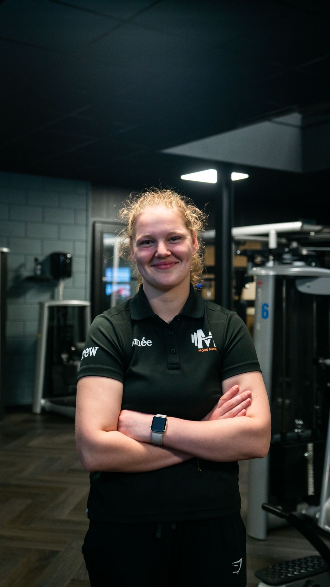 Een man met een bril en een zwart shirt staat met zijn armen over elkaar.