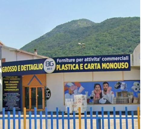 Vetrina con cartello 