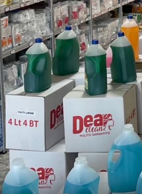 Flaconi di detersivo per piatti verde con l'etichetta