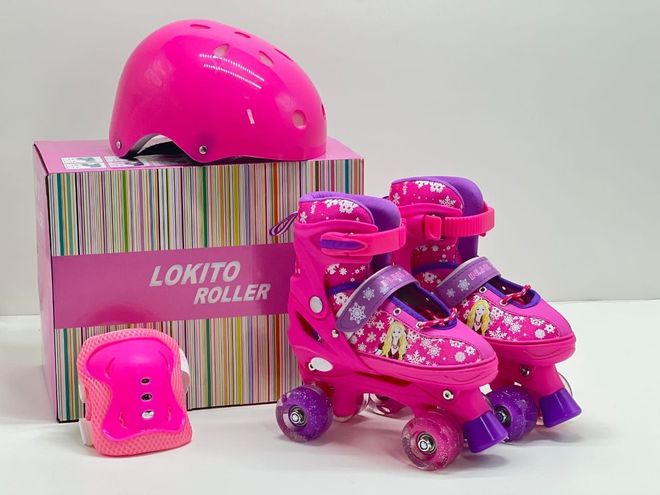 Conjunto de patines rosas: casco, protecciones y caja, sobre superficie blanca.