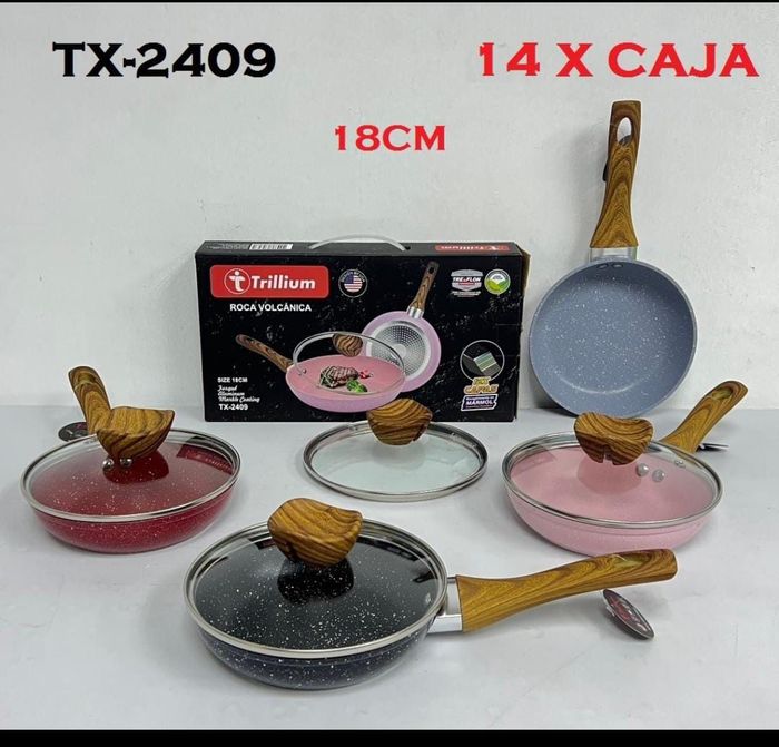 Juego de sartenes moteadas en rosa, negro, rojo y azul, con mangos de madera y tapas de vidrio. Etiqueta