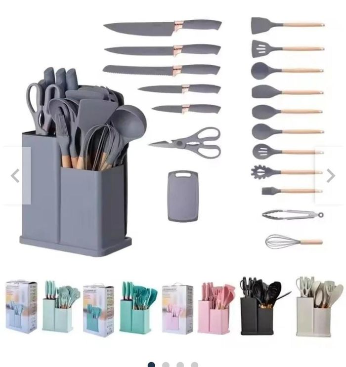 Juego de cuchillos y utensilios de cocina de color gris con mangos de madera.