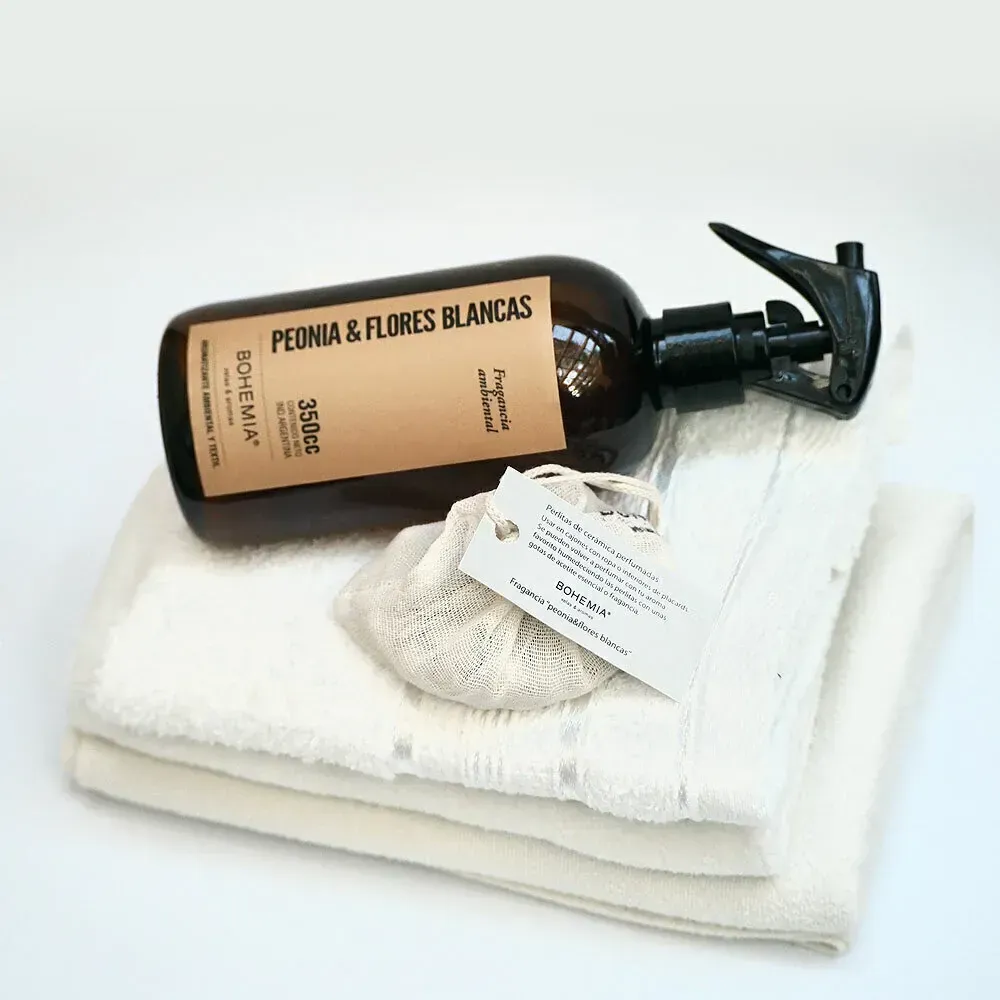 Botella de spray marrón con etiqueta 