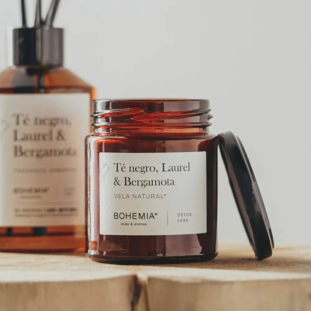 Tarro de vela marrón con tapa negra junto a un difusor de aroma a juego. La etiqueta dice 