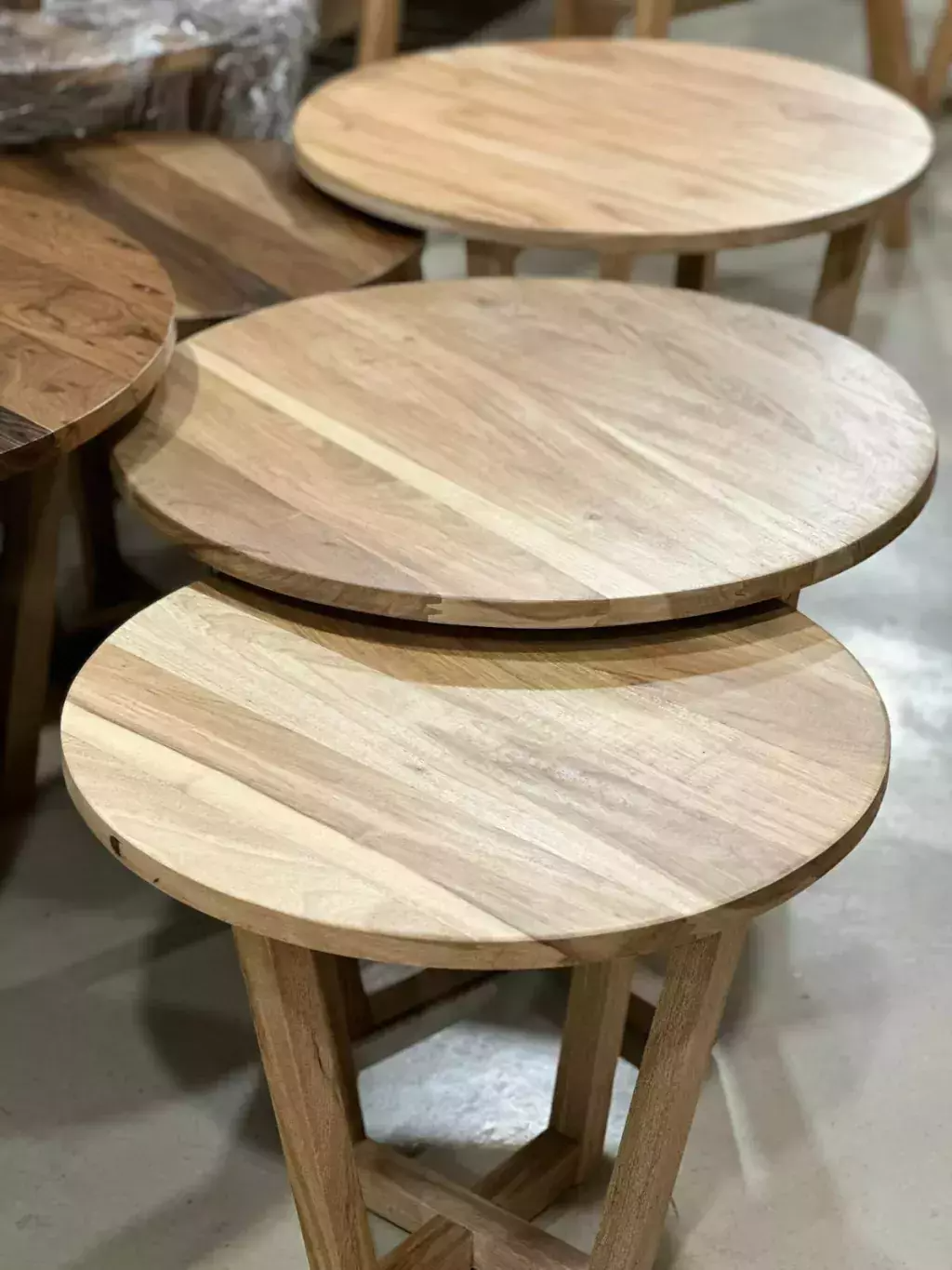 Mesas nido de madera, tapas redondas, madera de color marrón claro.