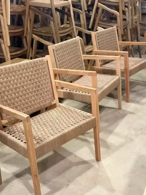 Silla de madera con asiento y respaldo de cuerda tejida.