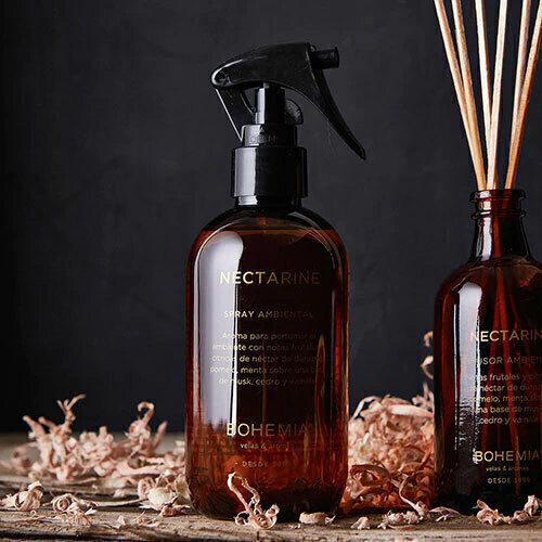 Botella de vidrio marrón de spray y difusor 