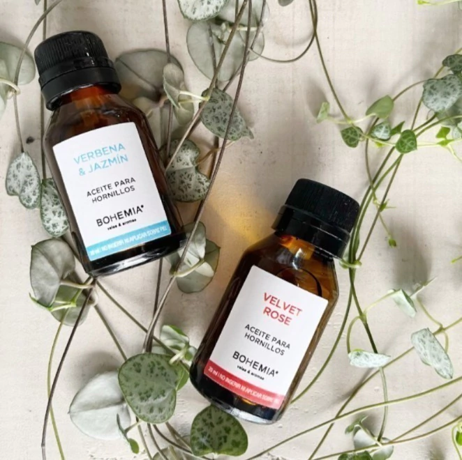 Dos botellas de vidrio marrón con aceites esenciales, 