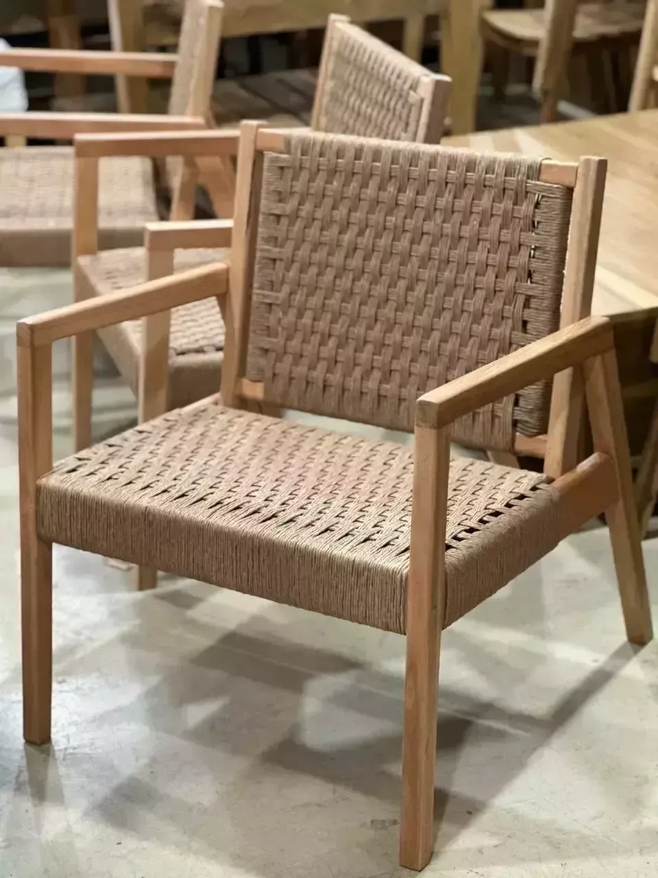 Silla de madera con asiento y respaldo de cuerda tejida.