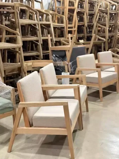 Sillón de madera con cojines color gris claro en taller.