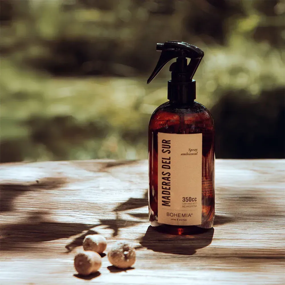 Botella de spray marrón con etiqueta 