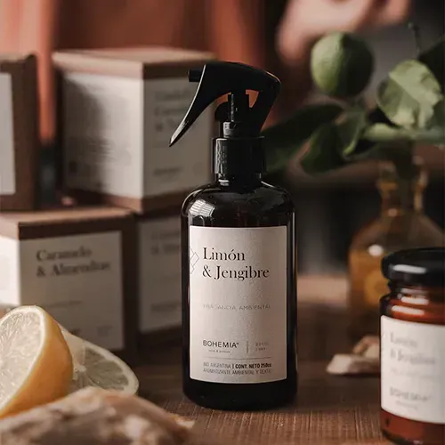 Dos botellas de spray de color ámbar sobre una mesa de madera