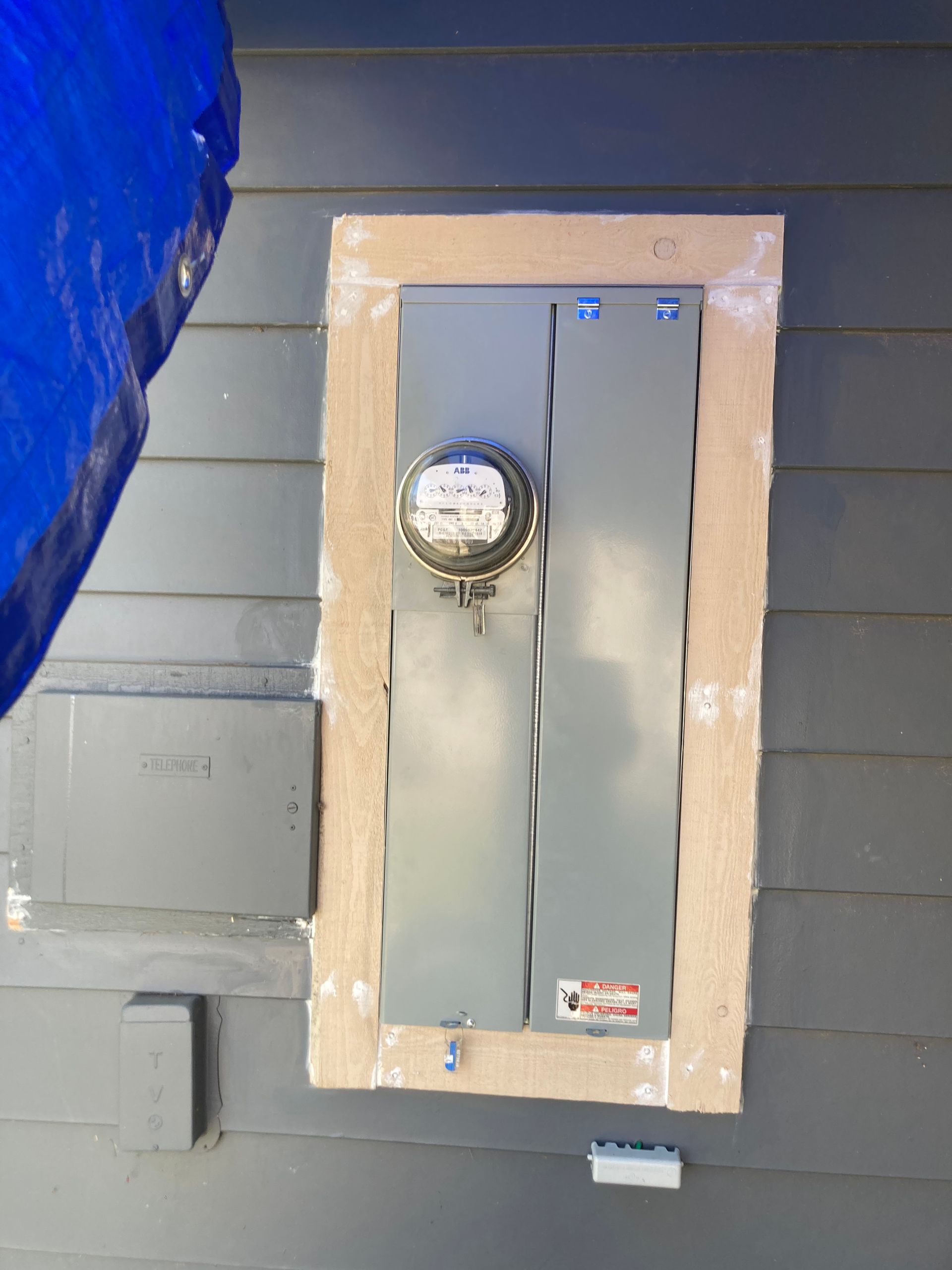 A gray wall with a meter on it