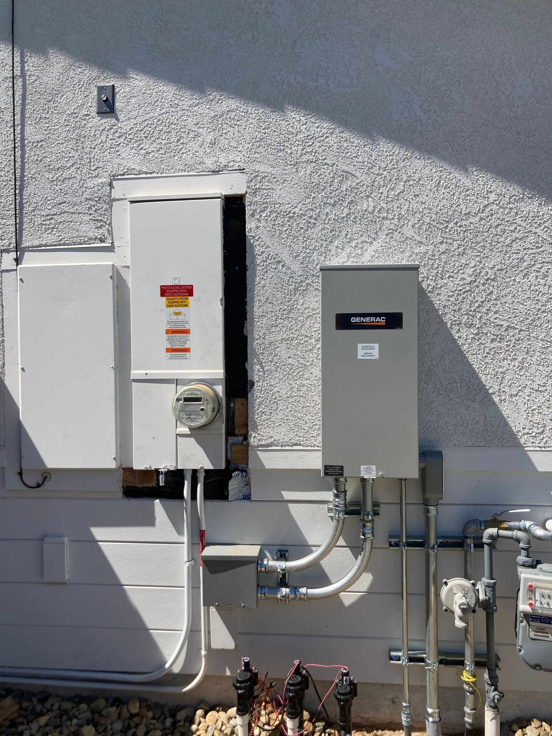 A gray box with the word bosch on it