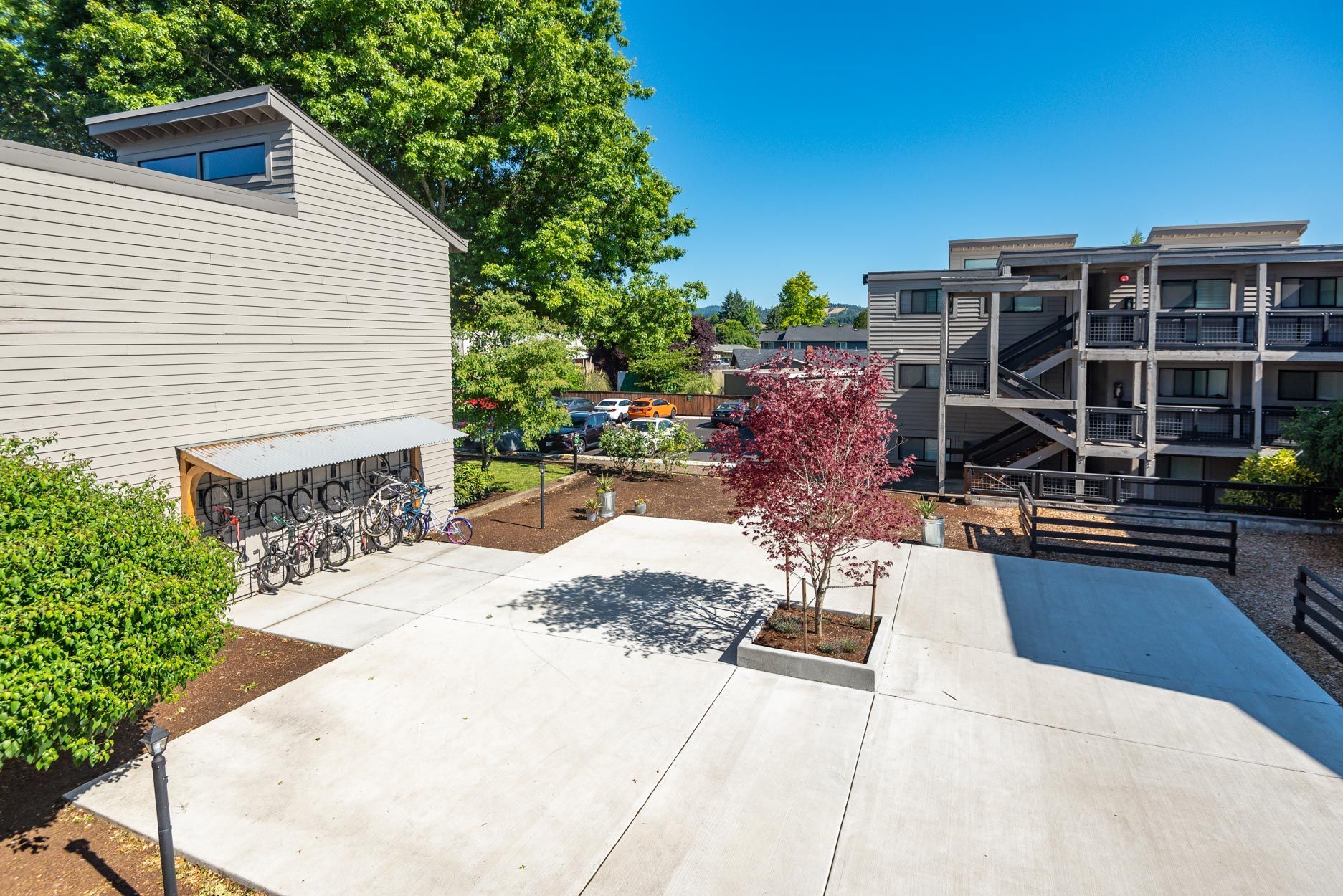 a row of bikes are parked in front of a building