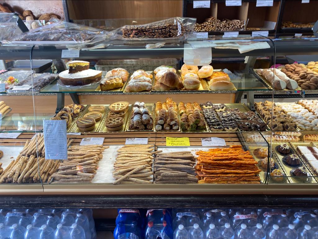 esposizione di dolci del panificio