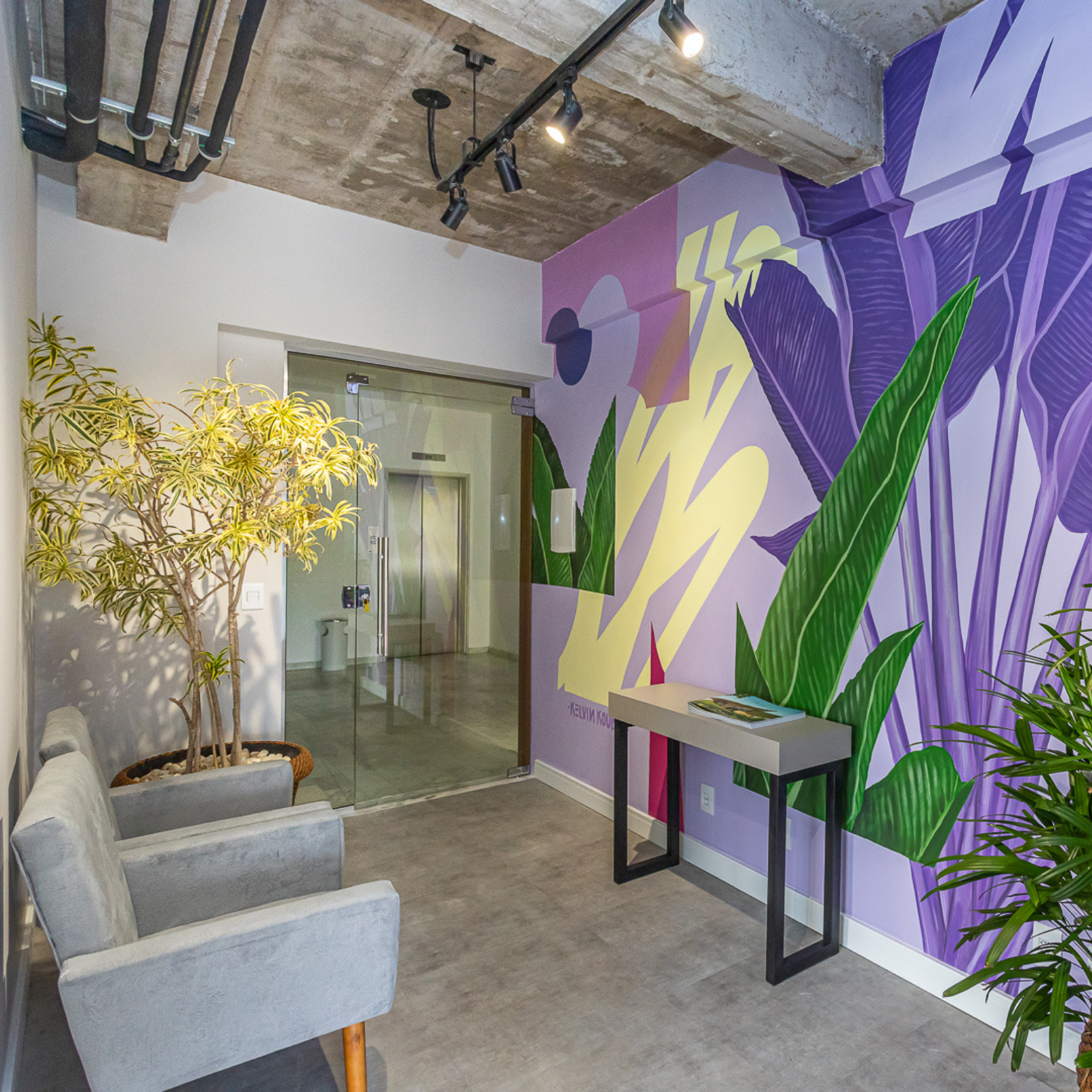 Uma sala de espera com cadeiras e uma pintura na parede