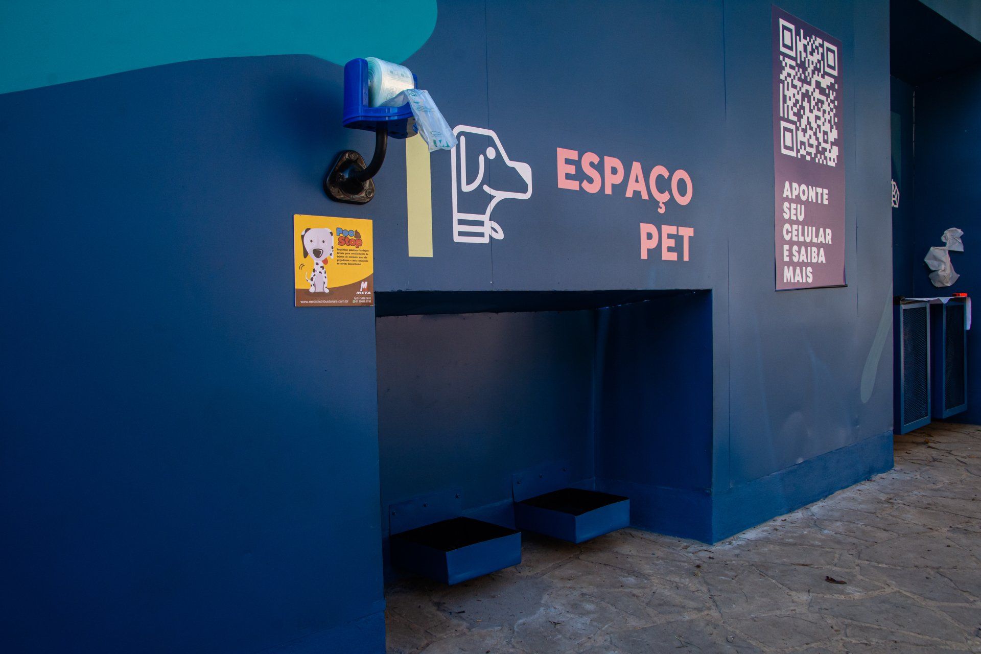 Uma parede azul com uma placa que diz espaço pet.