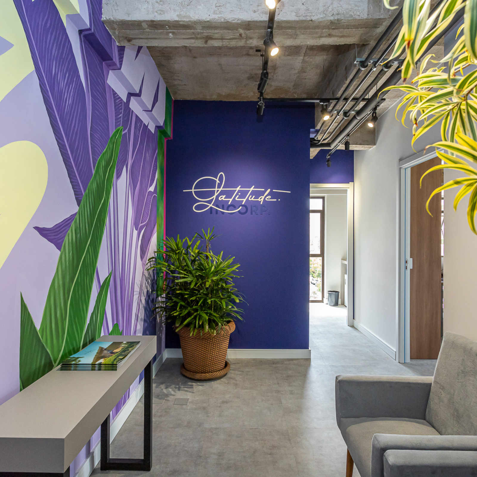 Um corredor com uma parede roxa e uma placa que diz gratidão