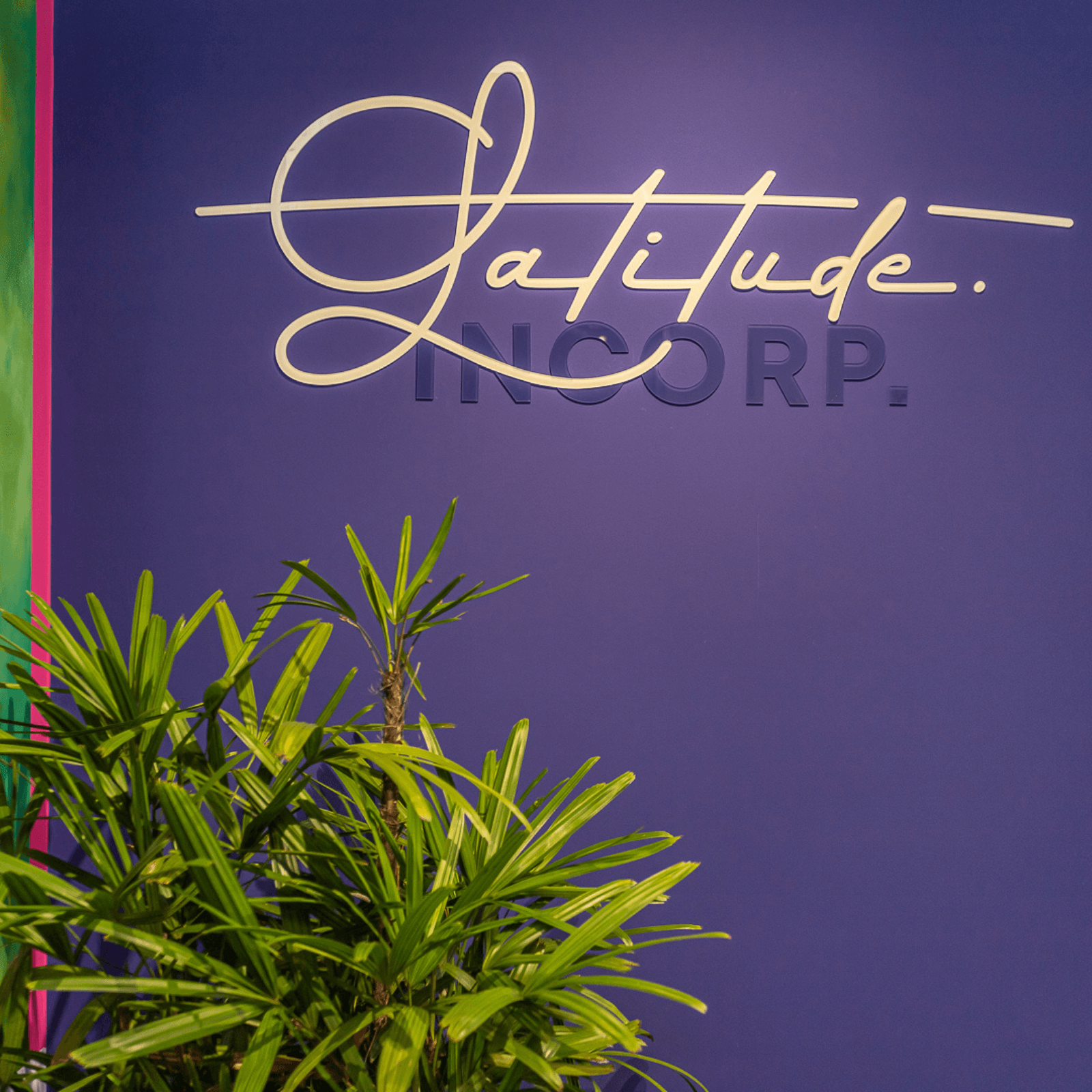 Uma parede roxa com gratidão incorp escrita nela