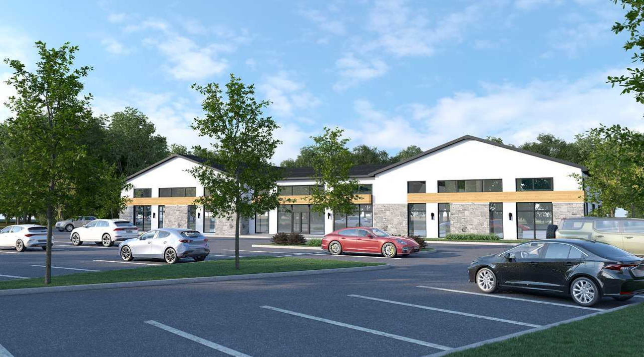 Un parking avec des voitures garées devant un bâtiment.