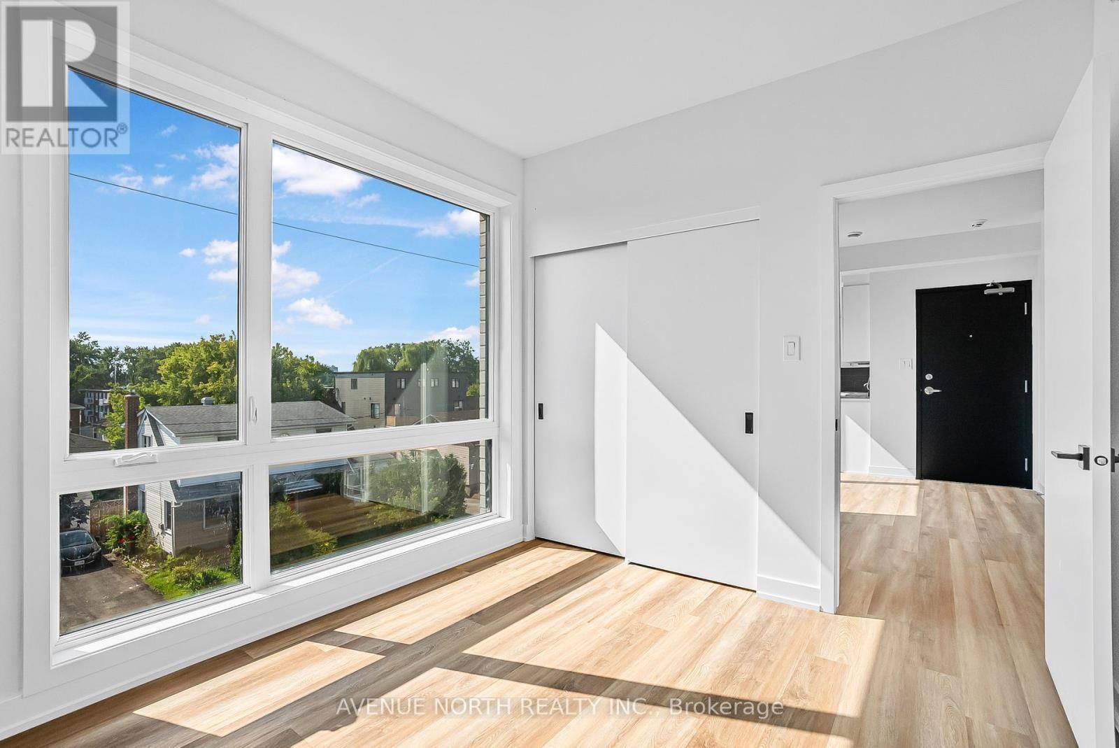 Il y a une grande fenêtre au milieu de la pièce.