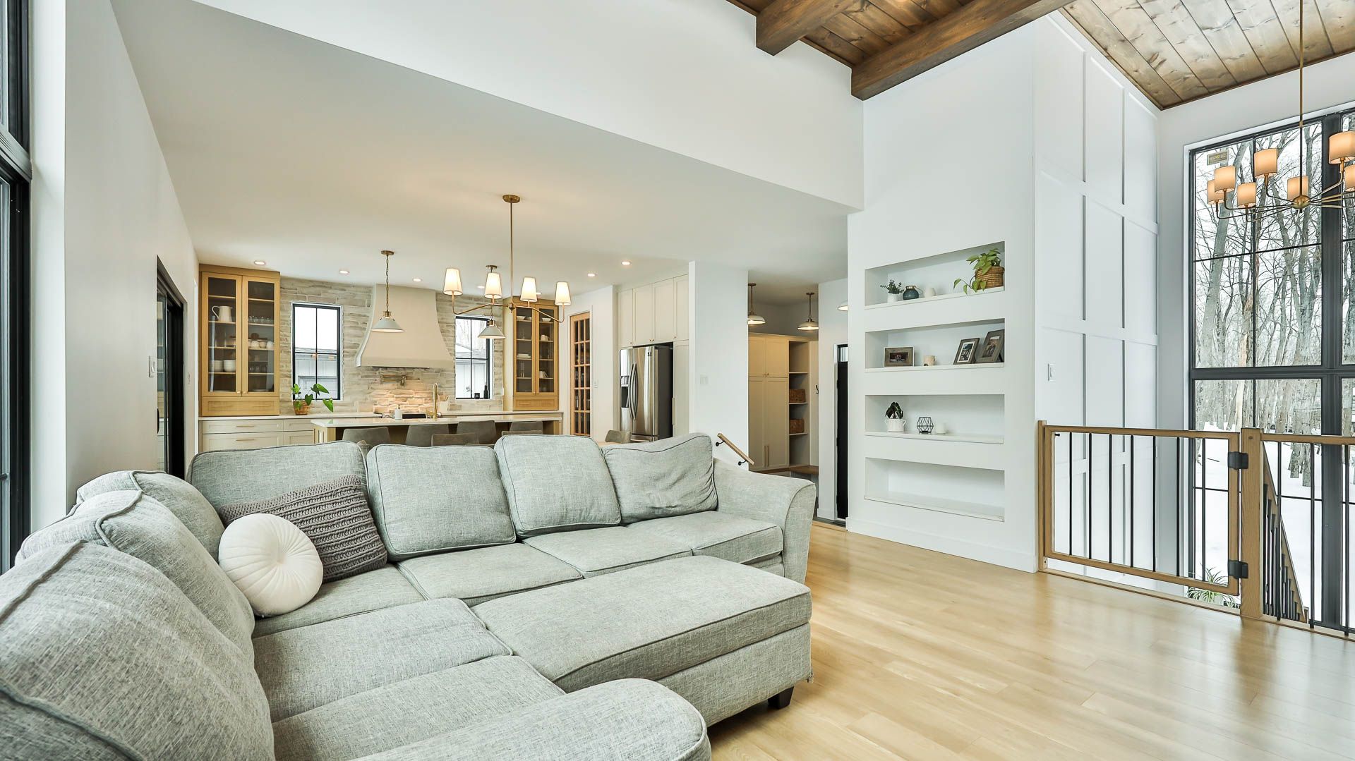 Un salon avec un canapé et un escalier menant à la cuisine.