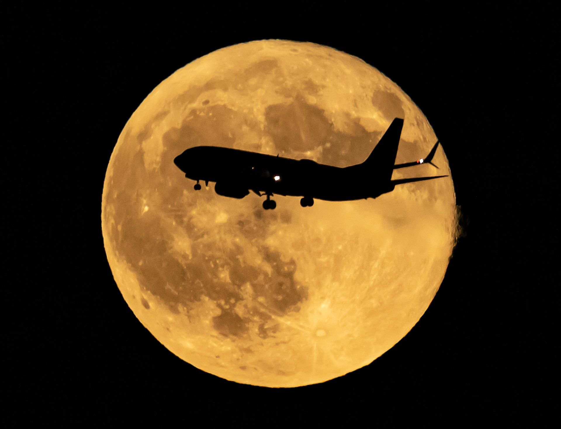 Final approach, San Jose, California, U.S.A.