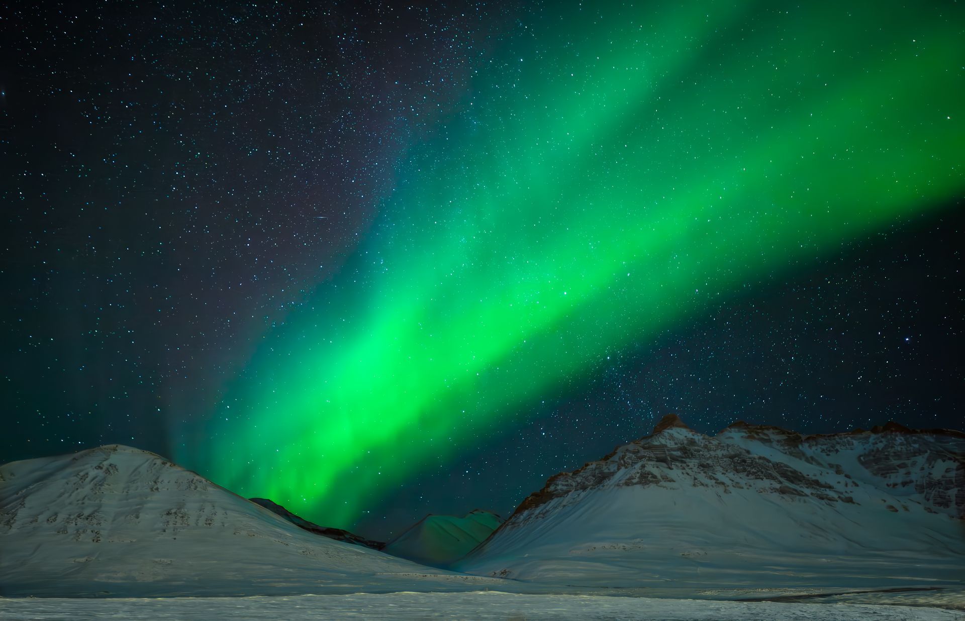  The aurora fills the night sky above Anaktuvuk Pass, Alaska. 