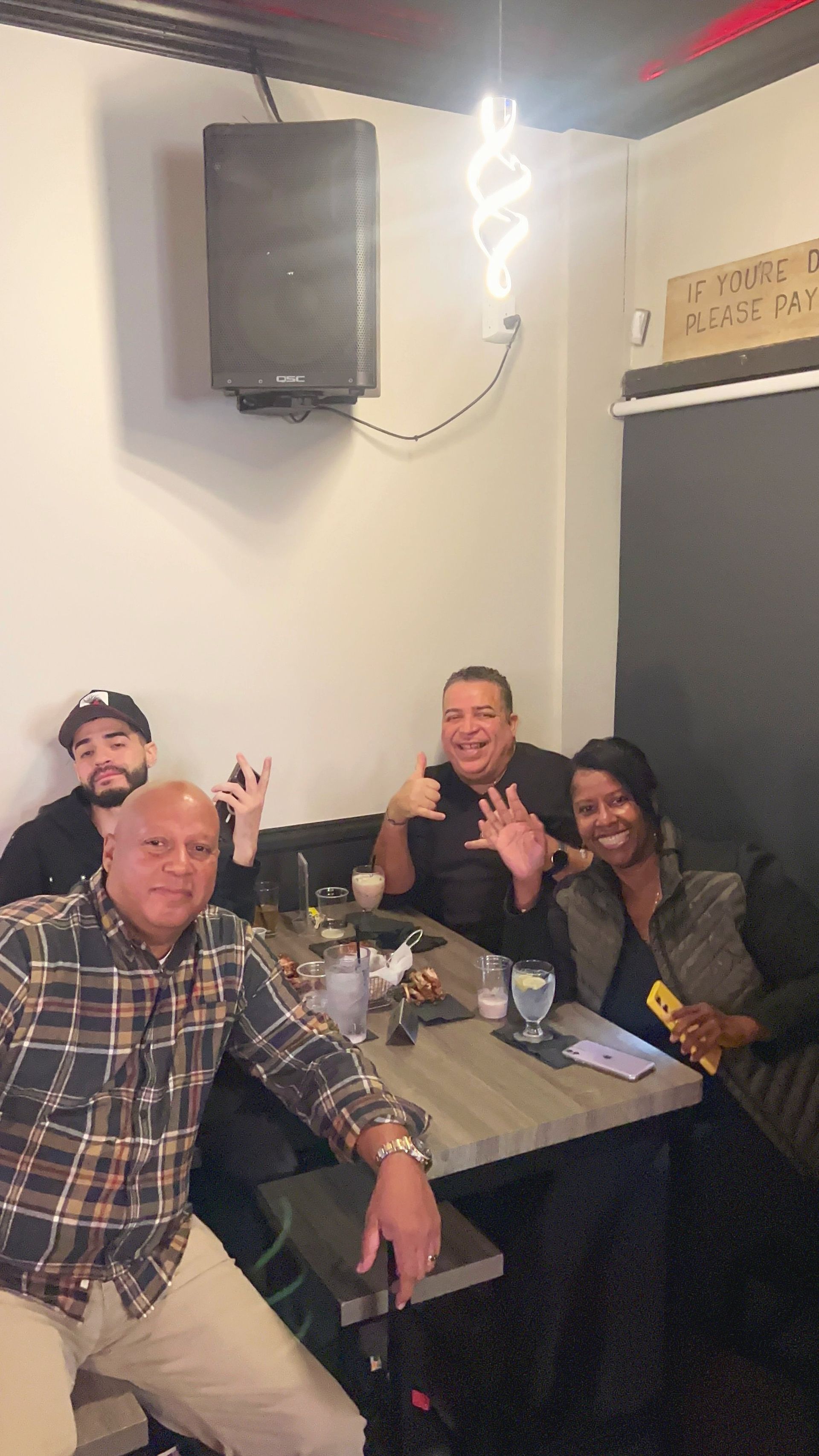 A group of people are sitting at a table in a restaurant.