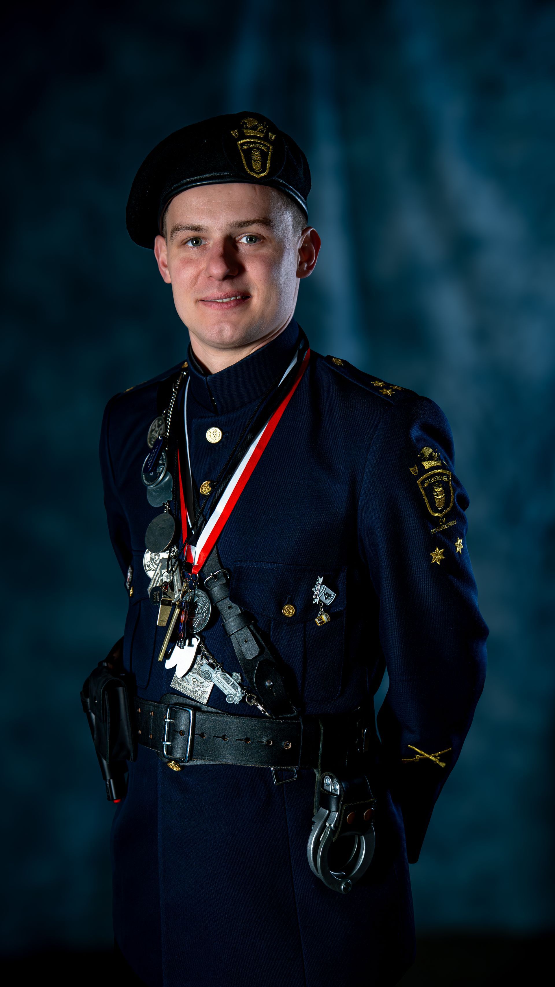 Een man in militair uniform lacht met een vrouw in een kroon.