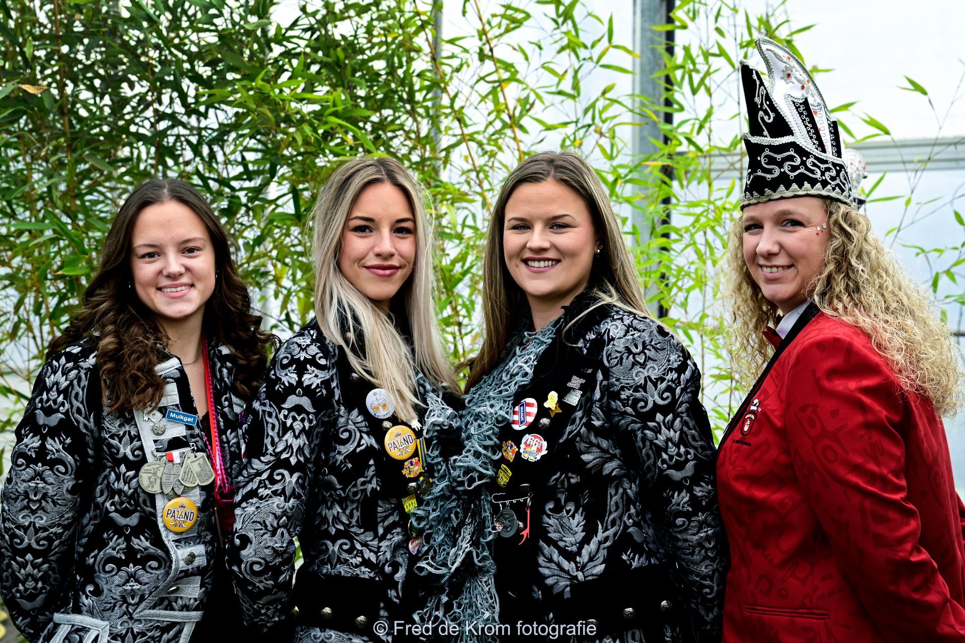 Een groep van vier vrouwen poseert samen voor een foto.