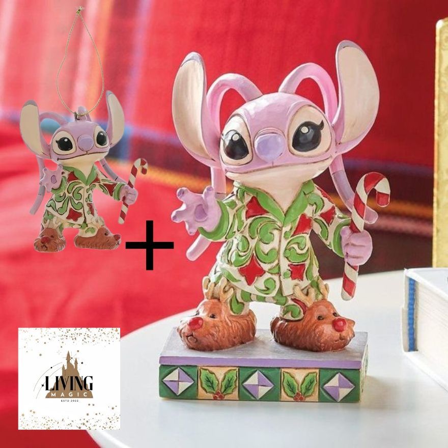 Twee kerstengeltjes. Het ene is een kerstornament, het andere staat op een voetstuk, draagt een pyjama en houdt een zuurstok vast.