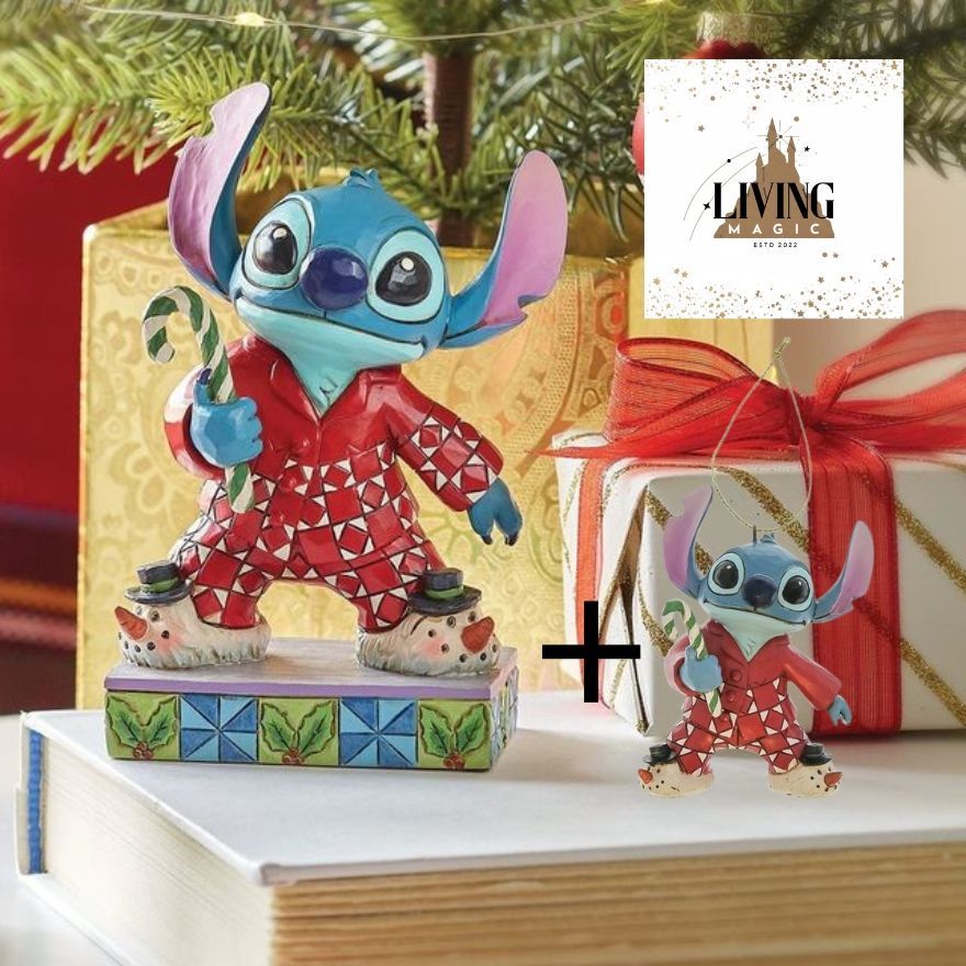 Een Stitch-figuurtje en -ornament in pyjama met zuurstokken, bij een kerstboom en cadeautjes.