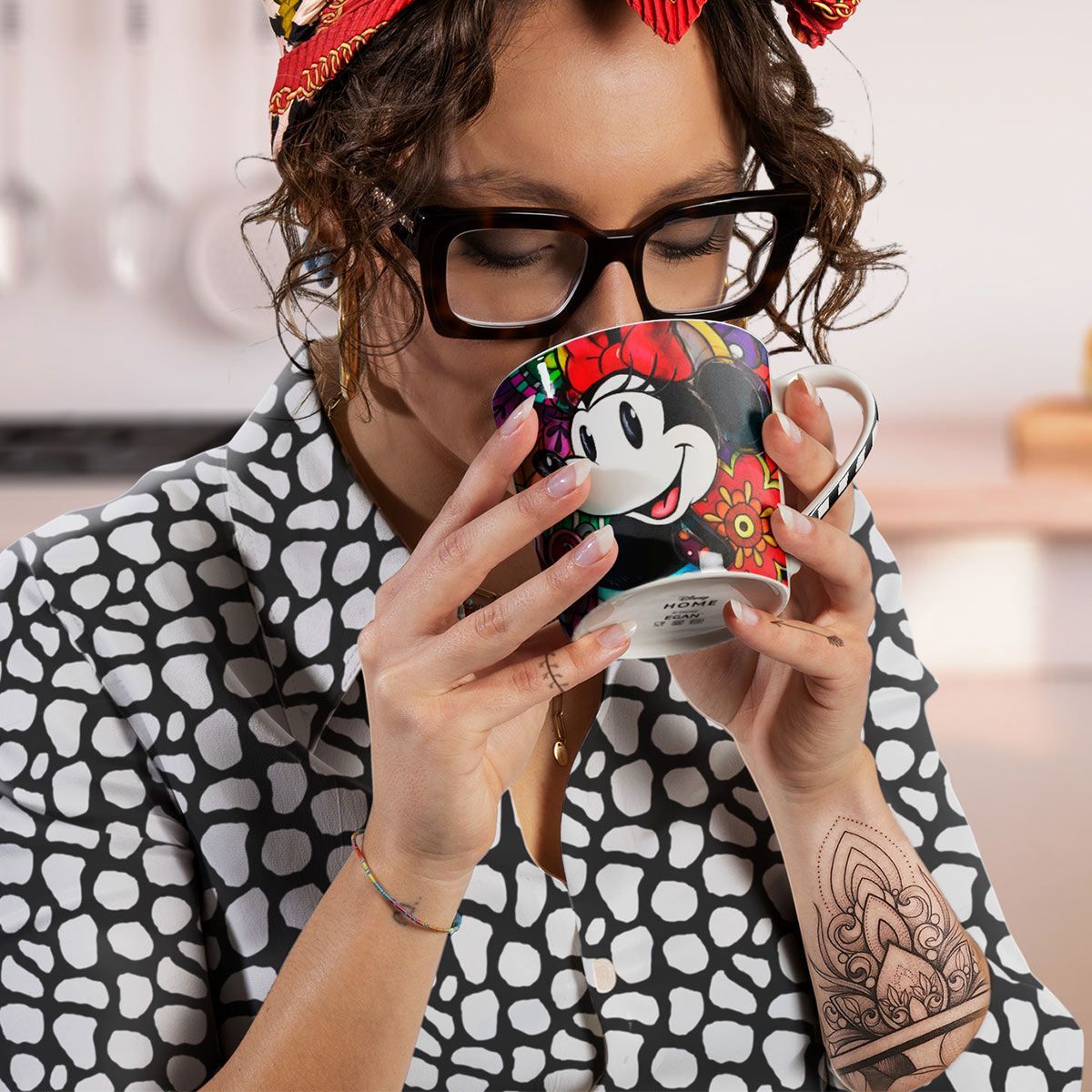 Een mok met een afbeelding van Minnie Mouse erop
